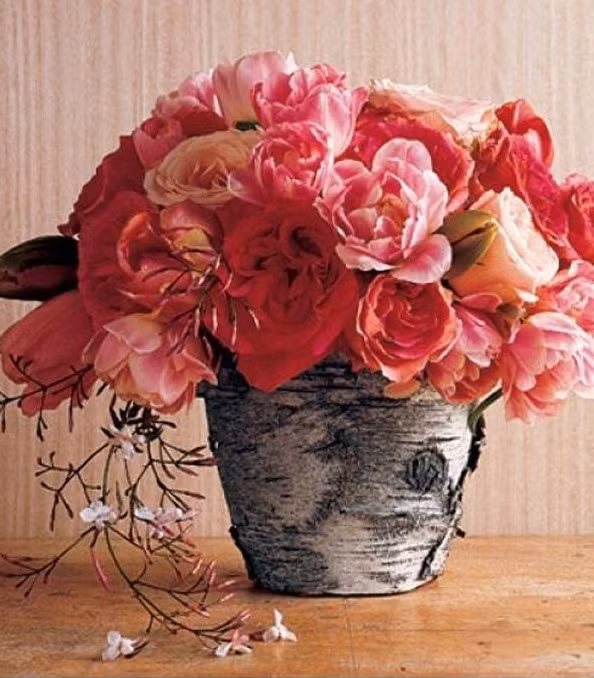 Lọ hoa rực rỡ sắc màu.