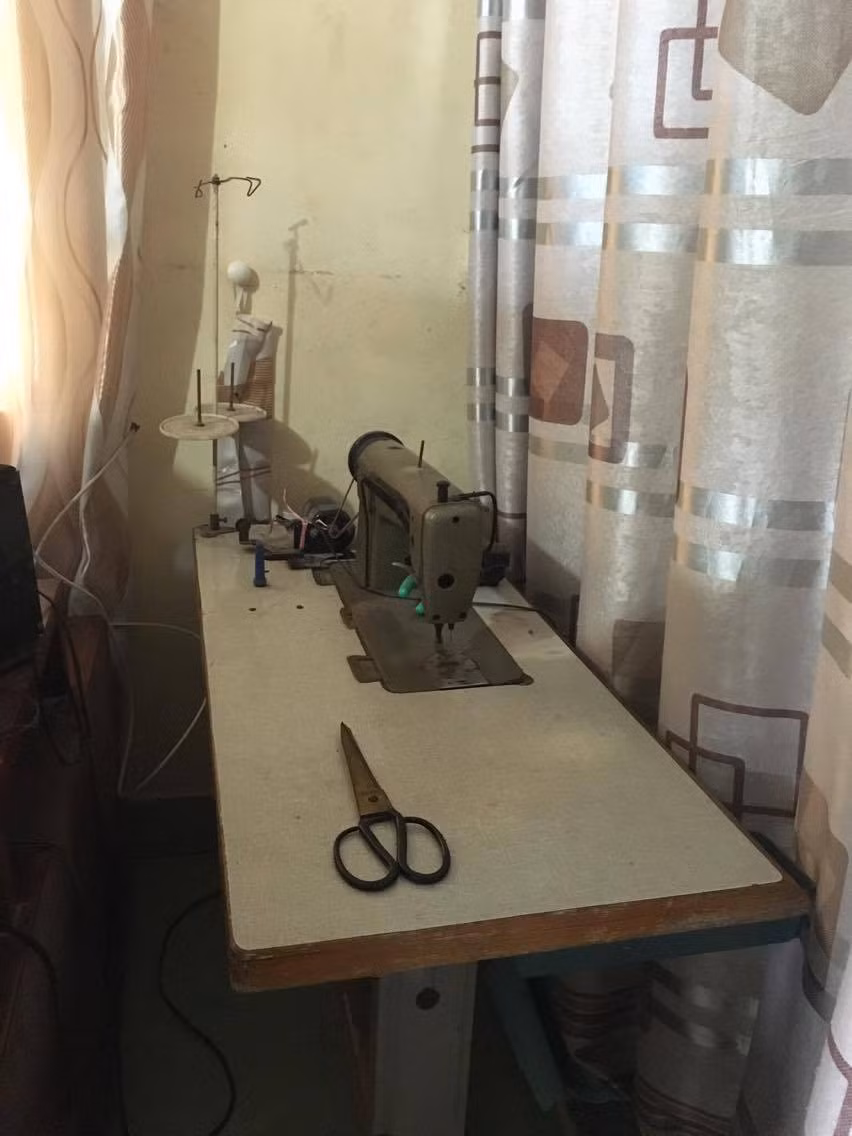 Đây là góc "sang" nhất nhà NS Hán Văn Tình Chiếc máy khâu cũ kỹ được đặt khiêm tốn trong một góc nhà. Đây chính là nơi chị Lan - vợ nghệ sĩ Hán Văn Tình, làm việc khâu vá sau những giờ phút chăm sóc chồng con. 