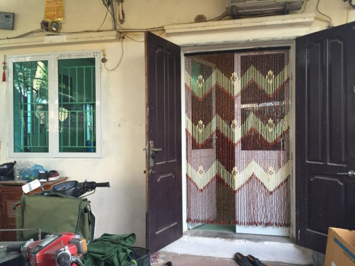 Nghệ sĩ Hán Văn Tình từng giãi bày: "Thú thực là tôi không dám mời bạn bè ở xa về nhà mình vì ngại. Nhiều người nhìn tôi, xem những gì tôi làm thì cứ nghĩ tôi phải có cái nọ, cái kia hay cũng hoành tráng lắm nhưng thực tế thì ngược lại".