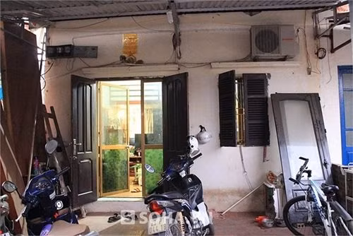 Sân hiên là nơi để xe của cả gia đình. Ngoài ra, nơi này vẫn còn ngổn ngang khá nhiều cánh cửa cũ, vật liệu xây dựng cũ dựng la liệt, chờ cơ hội được tận dụng.