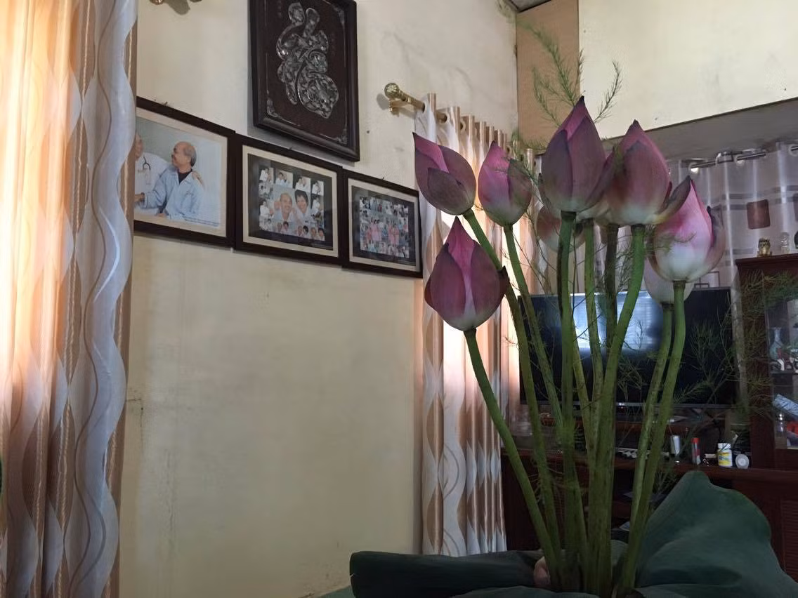 Những góc ảnh đầy kỷ niệm của nghệ sĩ trong quãng đời hoạt động nghệ thuật, bên cạnh các đồng nghiệp, ân nhân và khán giả.