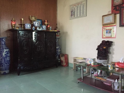 Bàn thờ, phòng khách và là chỗ ăn cơm của gia đình.