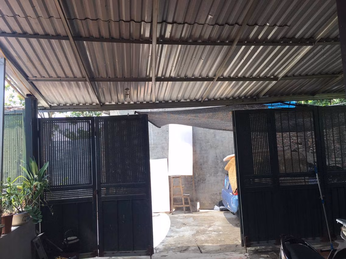 Lối vào căn nhà đơn sơ của nghệ sĩ Hán Văn Tình tương đối hẹp nhưng lại có nhiều cây xanh.