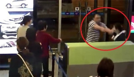 Ngày 24/4/2016, chuyến bay của hãng Capital Airlines đến Changsa, thủ phủ tỉnh Hồ Nam, Trung Quốc phải hoãn vì điều kiện thời tiết xấu. Thay vì đổ lỗi cho thời tiết, một số hành khách trút hết bực tức lên các tiếp viên hãng hàng không. Thậm chí, họ còn hành hung một nữ nhân viên Capital Airlines sau khi không được gặp đại diện của hãng này.