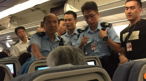 Trên một chuyến bay của hãng hàng không Cathay Pacific từ Dubai tới Hồng Kông cuối tháng 7/2016, một người phụ nữ Trung Quốc đã có hành vi thô lỗ, hắt nước cam vào nhân viên phục vụ chuyến bay. Nguyên nhân là nữ hành khách tức giận với nhân viên hàng không khi các suất ăn cho trẻ em không được chuẩn bị từ trước.