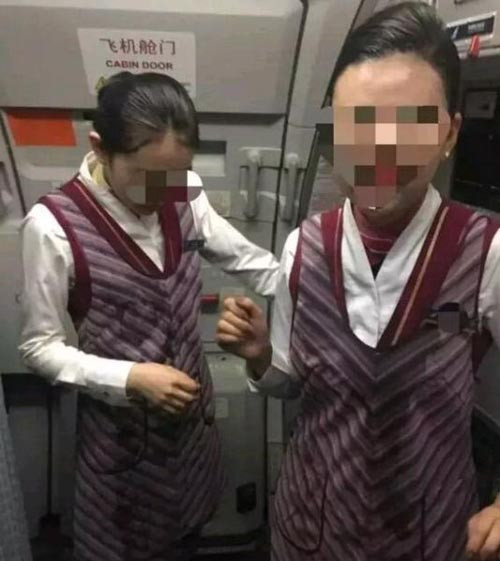 Hồi tháng 4, một người đàn ông trên chuyến bay của China Southern Airlines hất cả cốc nước lên người hai tiếp viên nữ sau khi họ vô tình làm rơi vài giọt nước ép việt quất lên người ông này vì máy bay bị rung lắc. Sau đó, người đàn ông trên đã bị bắt giam 3 ngày.