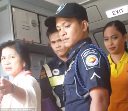 Ngày 21/3/2015, trên chuyến bay của hãng Cebu Pacific Air, nữ diễn viên người Philippines Melissa Mendez, 50 tuổi, đã đánh tới tấp một tiếp viên hàng không và một hành khách. Melissa từ chối nhường ghế cho một hành khách dù ghế này được người ta đặt trước đó. Vụ việc khiến máy bay phải quay lại nơi xuất phát. Ảnh: Bà Melissa Mendez (trái) được nhân viên an ninh hộ tống sau khi máy bay quay trở lại Manila.