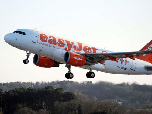 Tháng 4/2016, chiếc máy bay của hãng Easyjet bay từ Geneva (Thụy Sĩ) đến Pristina (Kosovo) sáng 1/4 buộc phải hạ cánh khẩn cấp vì sự cố hành khách đấm tiếp viên trên máy bay chỉ vì anh ta “phải đợi quá lâu chỉ để nhận được một chiếc sandwich”.
