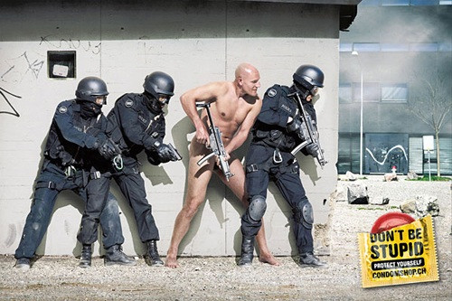 Quảng cáo của cửa hàng bao cao su ví việc không sử dụng bao cao su như người lính ra trận không mặc áo giáp, hay lính cứu hỏa quên đồ bảo hộ vậy.