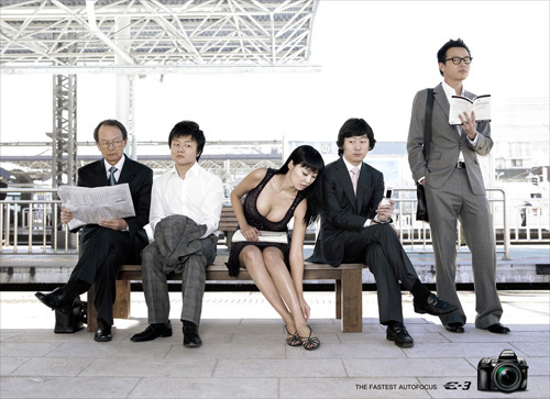 Quảng cáo "gợi cảm" của máy ảnh Olympus E-3 nhắm tới khả năng tự động lấy nét nhanh đáng kinh ngạc.