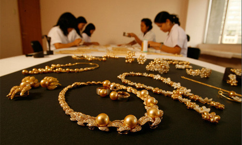 Những người thợ đang miệt mài với công việc chế tác trang sức ngọc trai.