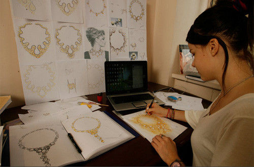 Người thợ phải phác họa tỉ mỉ từng mẫu thiết kế trước bắt tay vào chế tác.