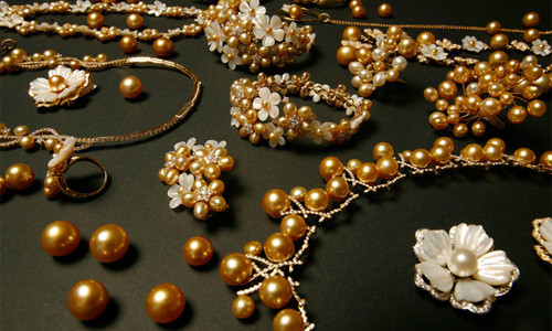 Để làm nên những mẫu trang sức ngọc trai cầu kỳ này, những người thợ phải bỏ rất nhiều thời gian và công sức cùng với sự khéo léo của đôi bàn tay.