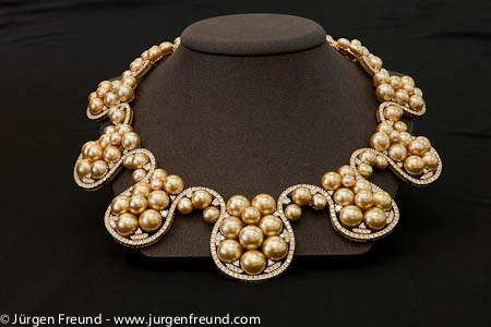 Ngọc trai được gắn trên chiếc vòng cổ sang trọng hút hồn phái đẹp.