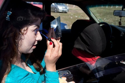 Mặc dù những cô gái ở đây còn quá trẻ để kết hôn nhưng các em vẫn khoác lên mình những bộ trang phục đẹp, đi giày cao gót và trang điểm. Mọi người đều không ngần ngại hòa mình vào không khí của lễ hội và thể hiện những nét đẹp cơ thể mình.