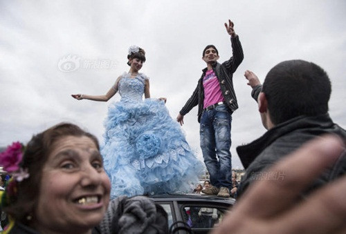 Ở Stara Zagora, Bulgaria có một loại chợ kỳ quặc được gọi là chợ cô dâu. Sở dĩ có cái tên như vậy bởi tại đây, không bán bất kỳ hàng hóa gì ngoài những cô dâu tương lai.