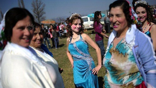 Tuy nhiên những năm gần đây, mức giá đó đã trở nên thấp hơn và ngày càng thắt chặt. Nhưng dù với mức giá cao như vậy, các cô gái xinh đẹp vẫn thu hút các chàng trai và nhiều người muốn dành cả gia sản mình để mua về.