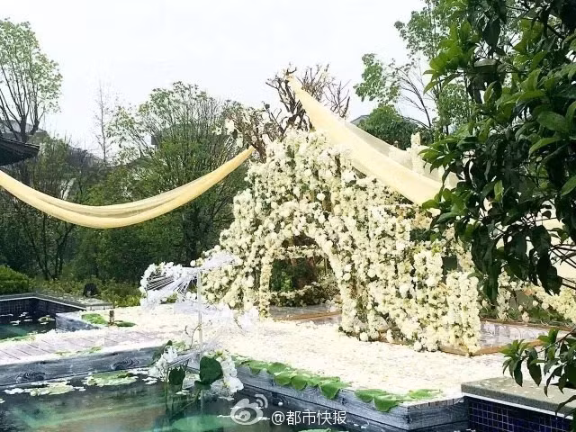 Sân khấu được trang trí bằng hoa tươi lộng lẫy.