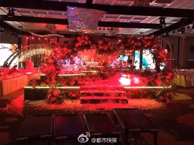 Không chỉ chơi trội trong việc rước dâu, lễ cưới còn gây ấn tượng bởi sân khấu tổ chức hôn lễ được thiết kế đặc biệt trên một hồ bơi, xung quanh là những bàn tiệc nhỏ được trang trí rất tỉ mỉ và công phu.