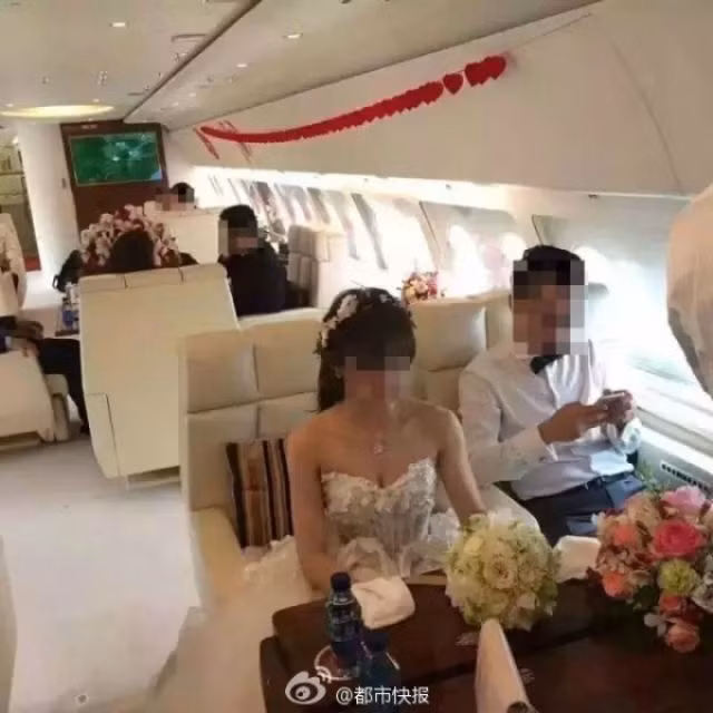 Toàn bộ phù dâu, phù rể cùng những người trong đoàn rước dâu đều được đưa đón trên chiếc chuyên cơ hạng sang. Có thể thấy nội thất của chiếc chuyên cơ được trang hoàng rất lộng lẫy, có bàn tiệc ngay trong máy bay để phục vụ cô dâu, chú rể.