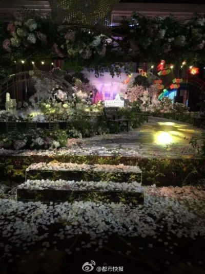 Trong hội trường nơi tiếp đãi khách quan đến dự tiệc, từng góc, từng bàn tiệc đều được phủ hoa tươi nhập khẩu đắt tiền.