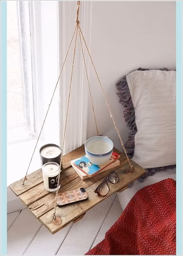 Những chiếc giá để đồ đạc cạnh giường ngủ giúp căn phòng bớt đơn điệu.