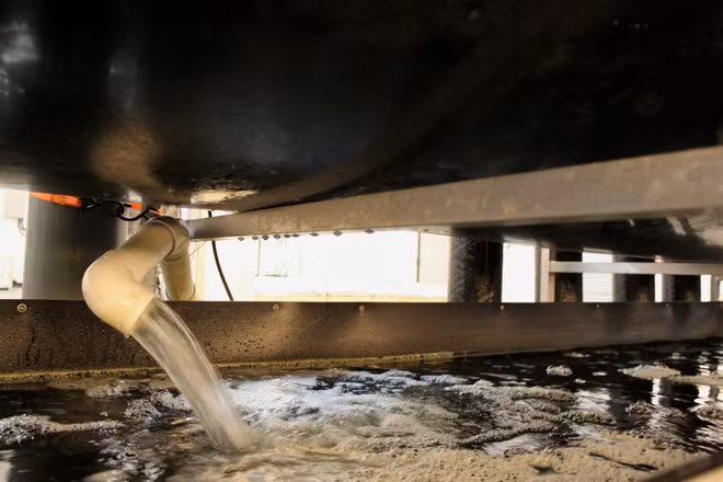 AeroFarms sử dụng ít hơn 95% nước và 50% phân bón so với trang trại trồng rau truyền thống. Tất cả cây trồng đều sinh trưởng mà không cần thuốc trừ sâu, bởi chúng được bảo vệ khỏi sâu bệnh khi phát triển trong nhà kho.