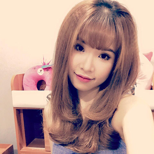 Những năm đầu lên Sài Gòn lập nghiệp, Khởi My và mẹ phải đi ở trọ trong một căn phòng nhỏ, chật hẹp. Sau khi đạt giải Quán quân Gương mặt thân quen mùa 1, nữ ca sĩ tuổi teen đã có điều kiện để sắm một căn nhà tiền tỷ khang trang cho mẹ. Ảnh: Khởi My "tự sướng" trong phòng ngủ của mình.