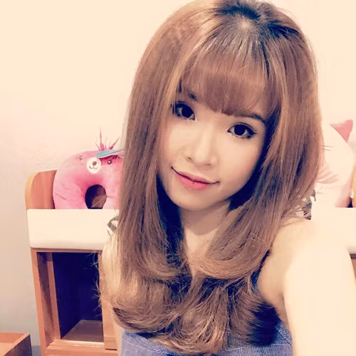 Những năm đầu lên Sài Gòn lập nghiệp, Khởi My và mẹ phải đi ở trọ trong một căn phòng nhỏ, chật hẹp. Sau khi đạt giải Quán quân Gương mặt thân quen mùa 1, nữ ca sĩ tuổi teen đã có điều kiện để sắm một căn nhà tiền tỷ khang trang cho mẹ. Ảnh: Khởi My "tự sướng" trong phòng ngủ của mình.