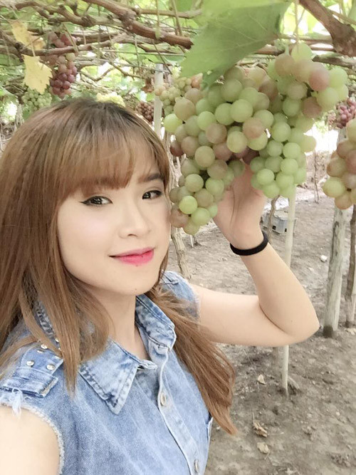 Khởi My và mẹ sinh sống chủ yếu ở Sài Gòn nhưng mỗi khi rảnh rỗi nữ ca sĩ trẻ vẫn về quê thăm họ hàng. Giọng ca "Gửi cho anh" thường chia sẻ nhiều clip, hình ảnh giản dị ở quê nhà tới khán giả với hàng triệu lượt xem. Không scandal, chẳng cần gợi cảm nhưng Khởi My vẫn thành công và nổi tiếng với cuộc sống bình yên bên mẹ.