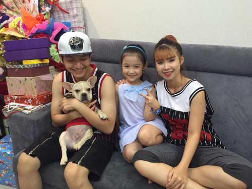 Khởi My giản dị bên người thân trong căn nhà nhỏ ở Sài Gòn. Nhờ phong cách mộc mạc, hồn nhiên mà Khởi My có một lượng fan rất đông đảo. Cô được nhiều khán giả lớn tuổi rất yêu thích.