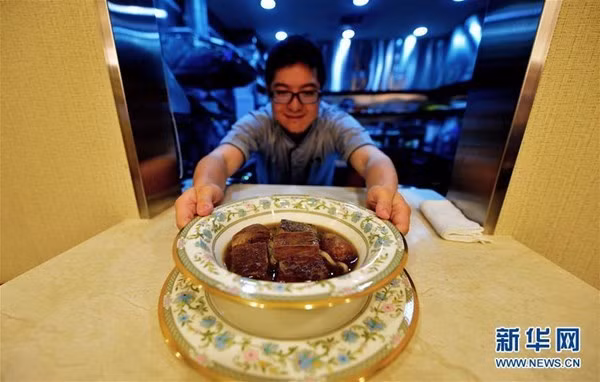 Trong số những món ăn trong thực đơn nhà hàng của ông thì đây là bát mì bò có giá đắt nhất.