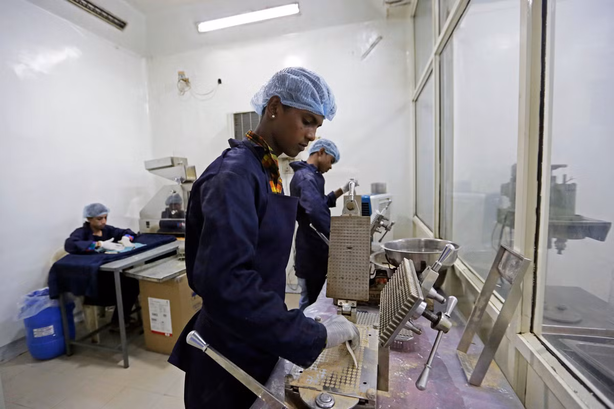 Nước tiểu của bò cái có giá cao hơn sữa ở Ấn Độ (từ 1,2 tới 1,5 USD mỗi lít). Vì vậy, ông chủ của Kumari không muốn bỏ sót một giọt nào. Cô và hai người nữa phải làm việc cả ngày lẫn đêm trong chuồng bò, nơi cách thủ đô New Delhi khoảng 80 km về phía đông để lấy khoảng một nửa trong số 15 tới 20 lít nước tiểu mà đàn bò thải mỗi ngày.