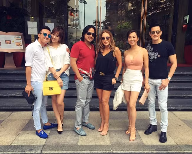 Mới đây, Hari Won xuất hiện tình tứ bên Trấn Thành và đeo chiếc túi xách hàng hiệu màu vàng đẳng cấp.