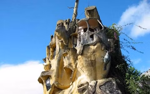 Lấy cảm hứng từ thiên nhiên và hình dáng tự nhiên, công trình kiến trúc độc đáo này có cái tên kỳ lạ “Ngôi nhà điên” có hình dáng như một thân cây cổ thụ giống với tác phẩm của Salvador Dali và Walt Disney.