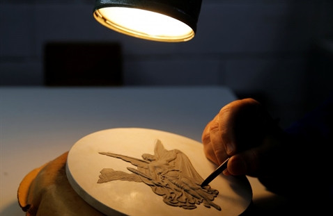 Sau đó, các mẫu thiết kế được đúc thành khuôn.