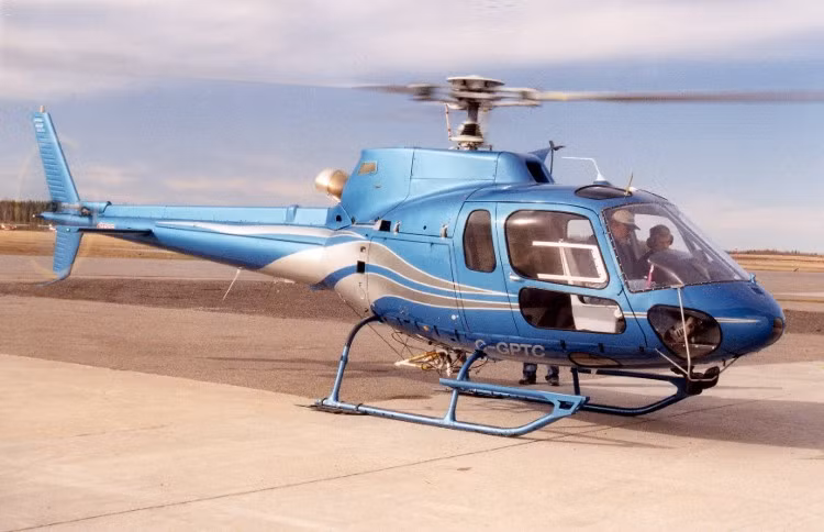 Eurocopter AS350 là trực thăng một động cơ, có thể chở được bốn hành khách và hai phi công.