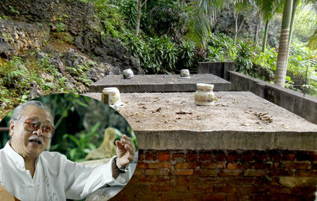 Ở vùng đất Sơn Lâm, Lương Sơn, Hòa Bình, hầu như ai cũng biết đến biệt danh "Đức gấu". Ông là Nguyễn Công Đức, người Hà Nội chính gốc nhưng đã chuyển lên đây sống từ nhiều năm nay. Ông Đức nổi tiếng không chỉ vì nuôi gấu mà còn tự mình xây dựng một trang trại, trong đó có khu lăng mộ chờ ướp xác mình. Ảnh: Đại gia "Đức gấu" và khu lăng mộ xây sẵn để ướp xác.