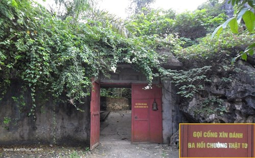 Ông Đức một mình cai quản trang trại rộng 2 ha với hang động, núi đá, ao hồ, chuồng trại nuôi gấu, lợn rừng, cá sấu... Ảnh: Lối vào trang trại của ông Đức.