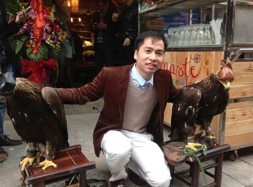 Thú chơi đại bàng đắt đỏ: Anh Nguyễn Văn Hà (Hà Nội) và hai con đại bàng này có tên là Golden Eagle. Anh Hà cho biết, để đưa được hai chú chim này về Việt Nam phải trải rất nhiều thủ tục và được cơ quan quản lý về kiểm dịch, kiểm lâm ở cả nước ngoài lẫn Việt Nam thẩm tra, cấp giấy chứng nhận. Vì vậy, giá của mỗi chú chim này ở Việt Nam khoảng 10.000 USD/con (hơn 200 triệu đồng).