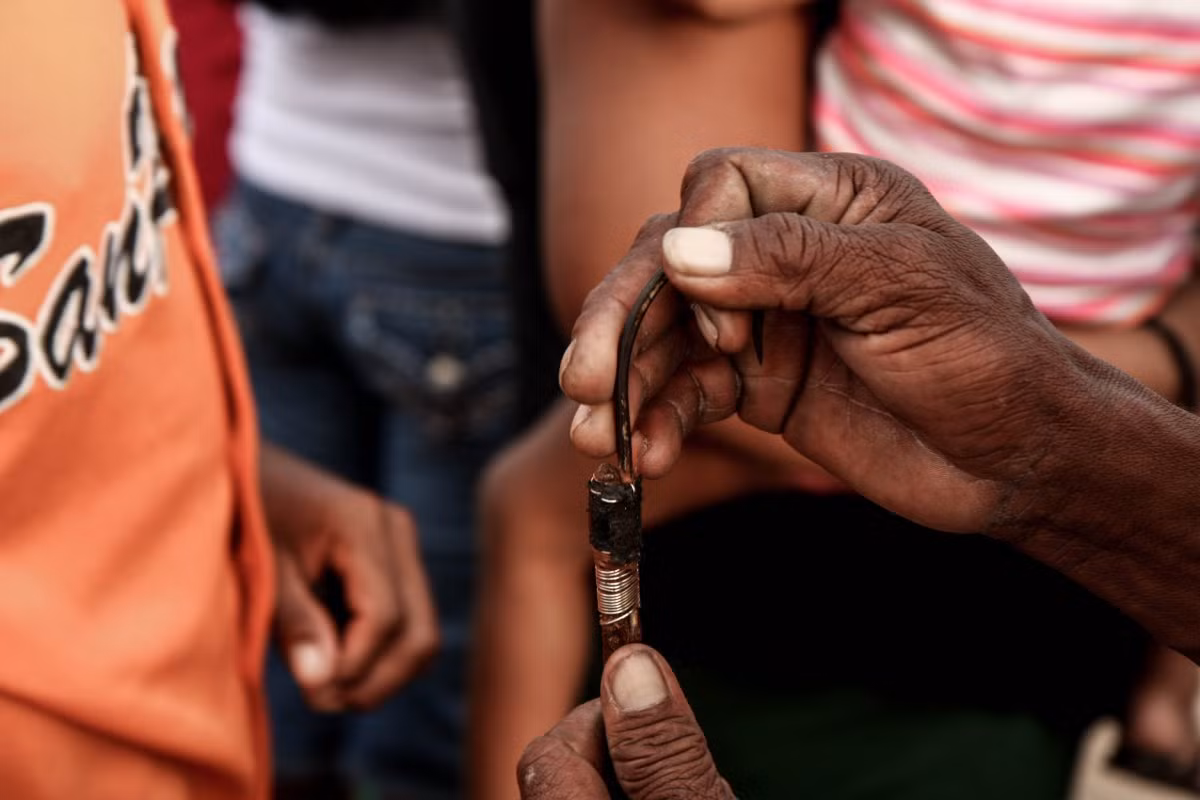 Các thợ lặn chuẩn bị lưỡi câu để lặn bắt tôm.