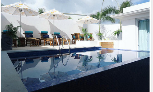 Khách sạn còn có hồ bơi trong xanh cho khách. Để tận hưởng tất cả các dịch vụ trên, khách phải bỏ ra 84 triệu/đêm.