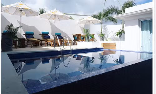 Khách sạn còn có hồ bơi trong xanh cho khách. Để tận hưởng tất cả các dịch vụ trên, khách phải bỏ ra 84 triệu/đêm.