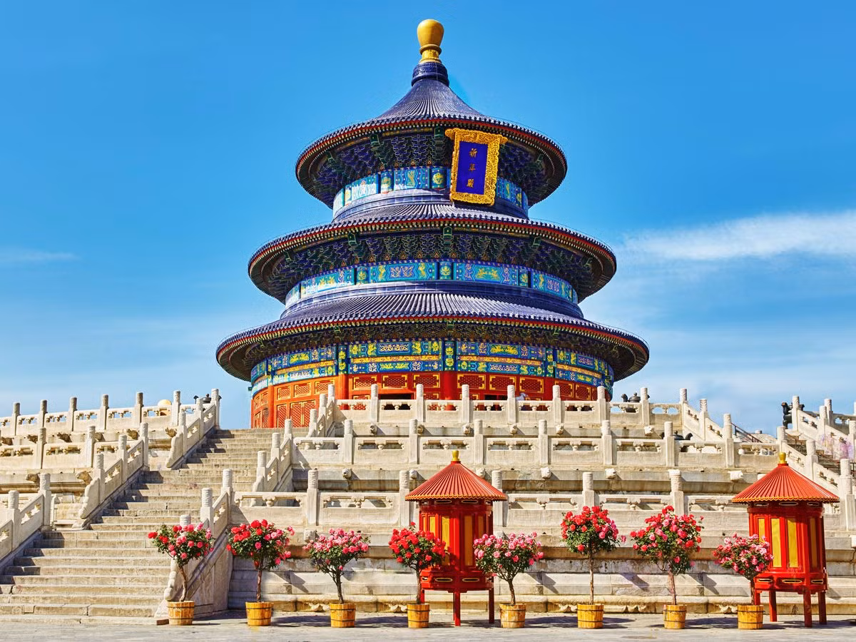 Những ngôi đền cổ lộng lẫy như Thiên Đàn nằm trong lòng thành phố, với kiến trúc mô phỏng mũ miện của hoàng đế.