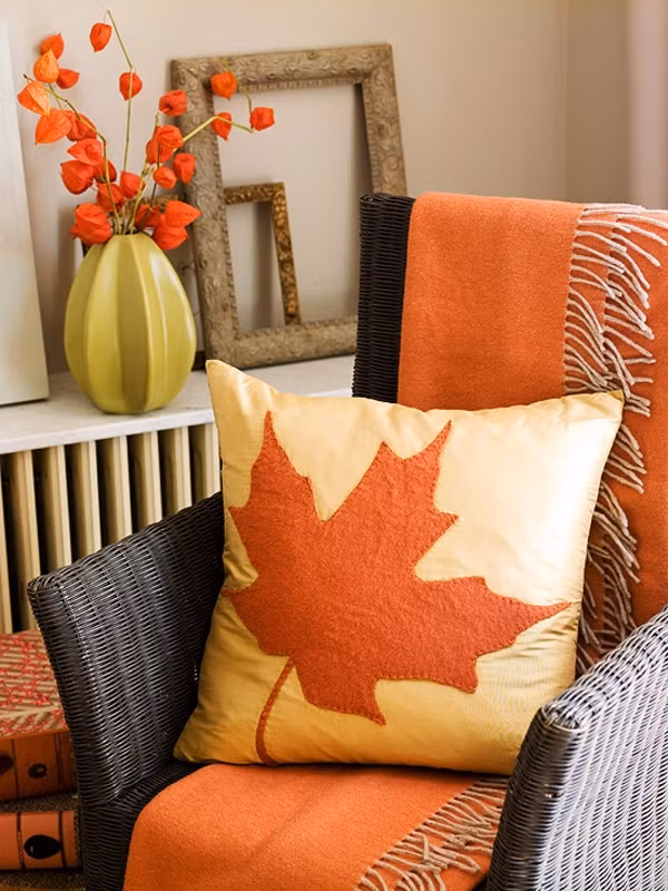 Thay thế các phụ kiện trong phòng: Thêm màu sắc mùa thu đến từng phòng trong ngôi nhà của bạn bằng cách thay đổi vỏ gối, thảm trải giường hoặc khăn tắm.