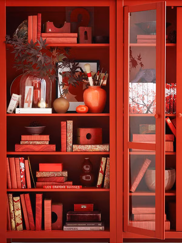 Trang trí kệ sách: Ngoài việc thay thế các phụ kiện trong phòng, bạn còn có thể trang trí các chi tiết của căn nhà như kệ sách.