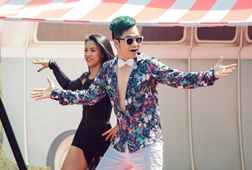 Mac bikini hat Bolero, Quach Tan Du bi nem da