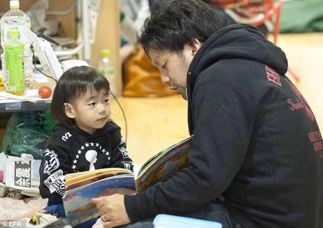 Người dân địa phương phải ở trong các trung tâm sơ tán vì nhà của họ đã bị phá hủy hoặc vẫn không an toàn sau trận động đất.