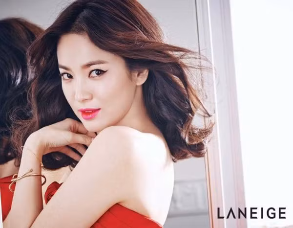 Thu nhập đóng phim của kiều nữ xứ Hàn cũng ở mức cao ngất ngưởng. Theo truyền thông xứ sở kim chi, Song Hye Kyo bỏ túi khoảng 19,5 tỷ đồng nhờ đóng phim ở thị trường Trung Quốc.