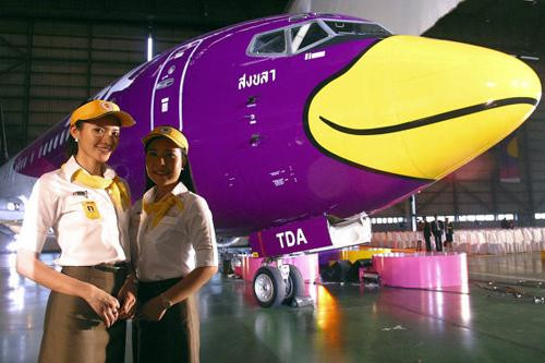Hãng hàng không giá rẻ Nok Air của Thái Lan đã biến chiếc máy bay thành một con chim rực rỡ với chiếc mỏ vàng ấn tượng.